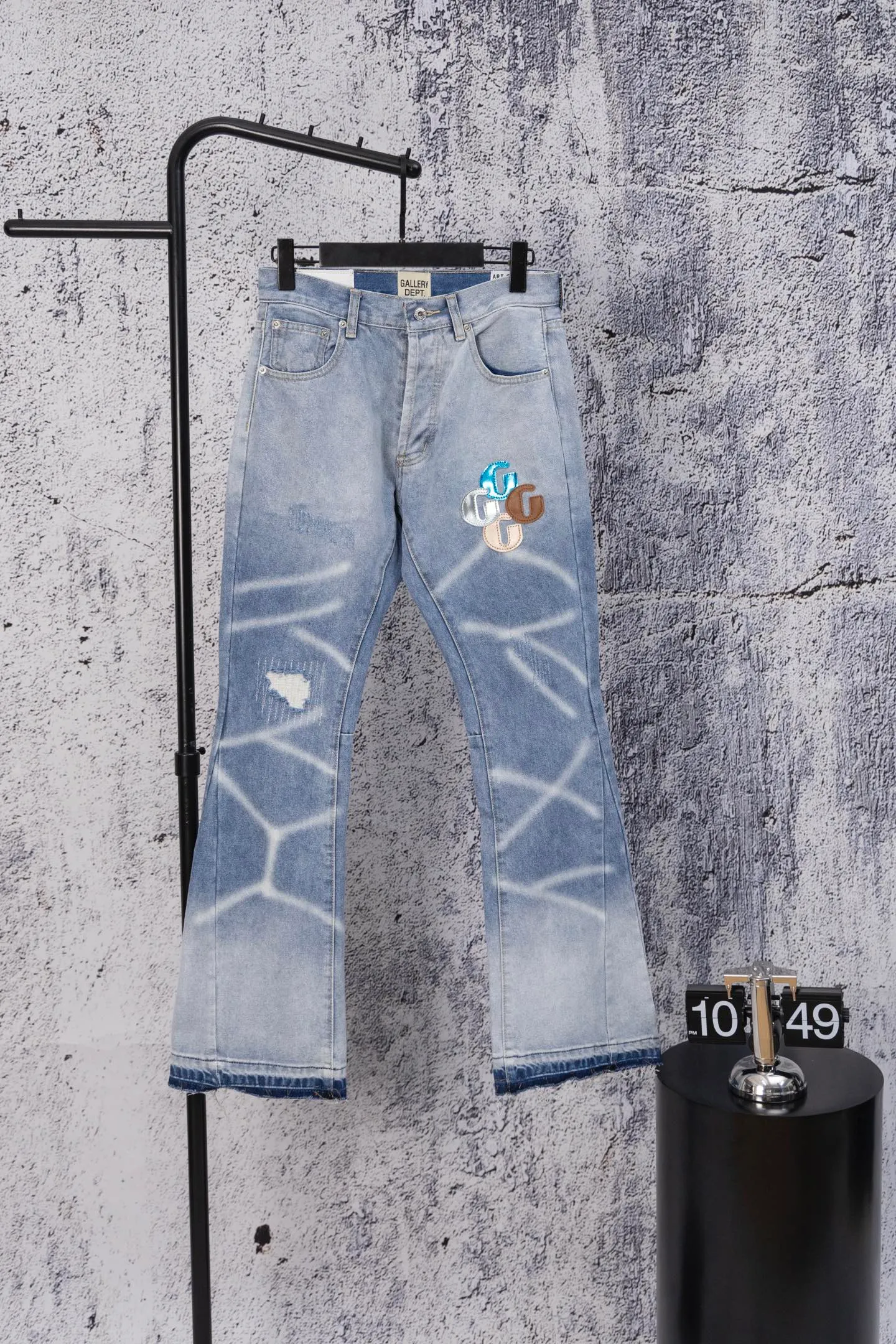 💰240 GALLERY DEPT.25ss new style. Denim spliced ​​with all-over printed leather ripped bell-bottoms, washed and distressed jeans. Gallery Dept. was born in the soil of Los Angeles street culture. With the core concept of "art is daily life", it deeply integrates traditional denim craftsmanship with modern graffiti art. The brand transforms old denim, Vintage T-shirts and other items by hand, giving them personalized elements such as wear, splashing, splicing, etc. Each piece is hand-finished by craftsmen and has both artistic collection value and practical function. In 2021, the joint capsule series with French veteran Lanvin and the cooperation with Chrome Hearts have attracted the attention of the fashion industry, confirming its transformation from an independent studio to an international trend symbol. Gallery Dept. targets the global fashion pioneer group aged 18-35 and positions itself as a "high street art trendy brand". Its core competitiveness lies in: • Cultural symbol output: Through endorsements from stars such as Virgil Abloh, Jennie, and Justin Bieber, it strengthens the brand's benchmark status in the hip-hop and fashion circles. Size: 28-36 Color: Blue